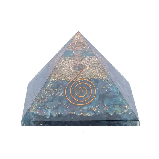 Orgoniet piramide robijn in kyaniet 7,5 cm